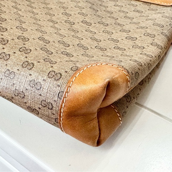 Vintage Gucci Clutch - Picture 4 of 10